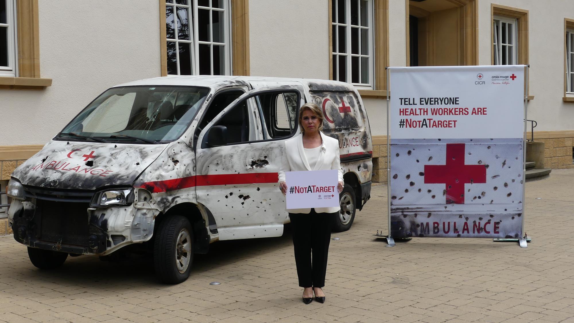 S.A.R. la Grande-Duchesse, présidente de la Croix-Rouge luxembourgeoise devant l’ambulance criblée de balles qui sera au centre de la campagne de sensibilisation et de collecte de fonds #notatarget en faveur du Comité International de la Croix-Rouge.
