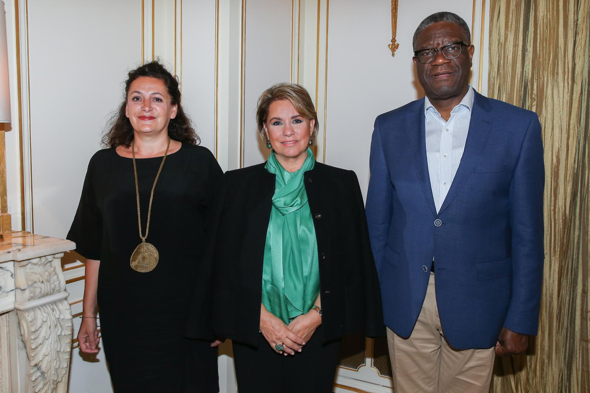 Son Altesse Royale la Grande-Duchesse est entourée par Madame Céline Bardet et le Docteur Denis Mukwege
 
