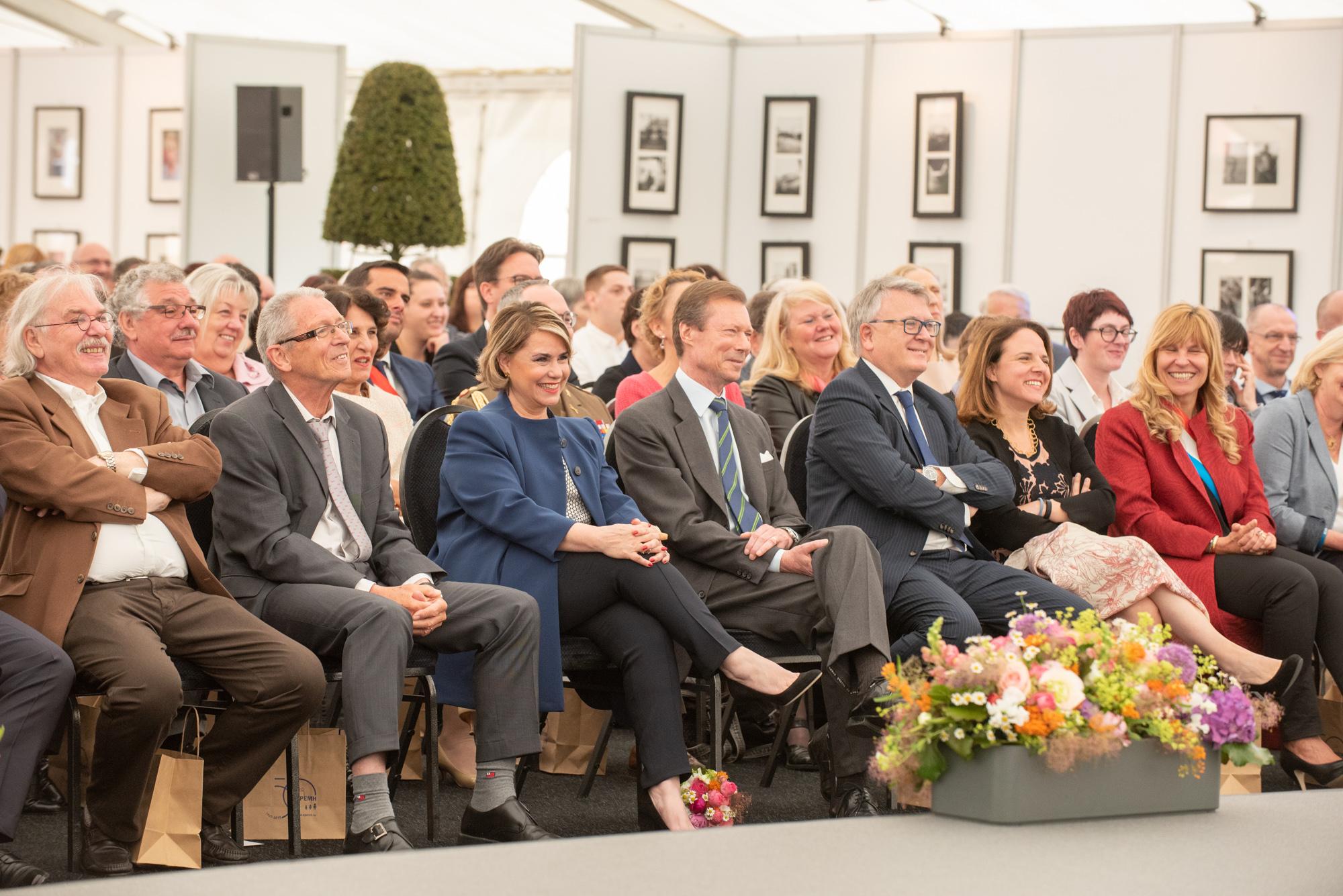 LL.AA.RR. le Grand-Duc et la Grande-Duchesse sont entourés, de g. à dr., par M. Fernand Haupert, administrateur délégué APEMH; Monsieur Roland Anen, président APEMH; M. Nicolas Schmit, ministre du Travail; Mme Corinne Cahen, ministre de la Famille; et Mme Manon Bei-Roller, bourgmestre de la commune de Dippach.
