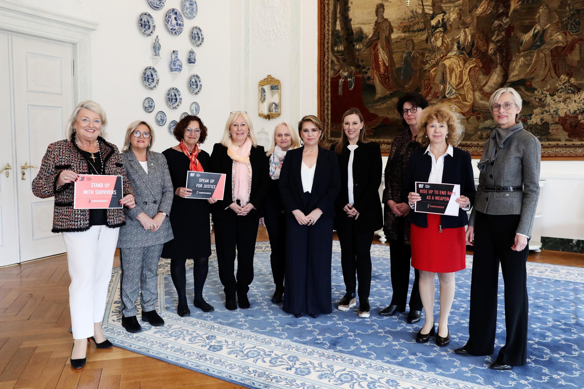 S.A.R. la Grande-Duchesse est entourée, de g. à dr. par Mme Christiane Haller-Feith, Mme Marie-Paule Graul-Platz, Mme Claude Wolf, Mme Danielle Becker-Bauer, présidente du CNFL, Mme Sabine Kill-Ruppert, Mme Bibi Wintersdorf, Mme Annie Nickels-Theis, vice-présidente du CNFL, Mme Joëlle Letsch, Mme Françoise Berthet
