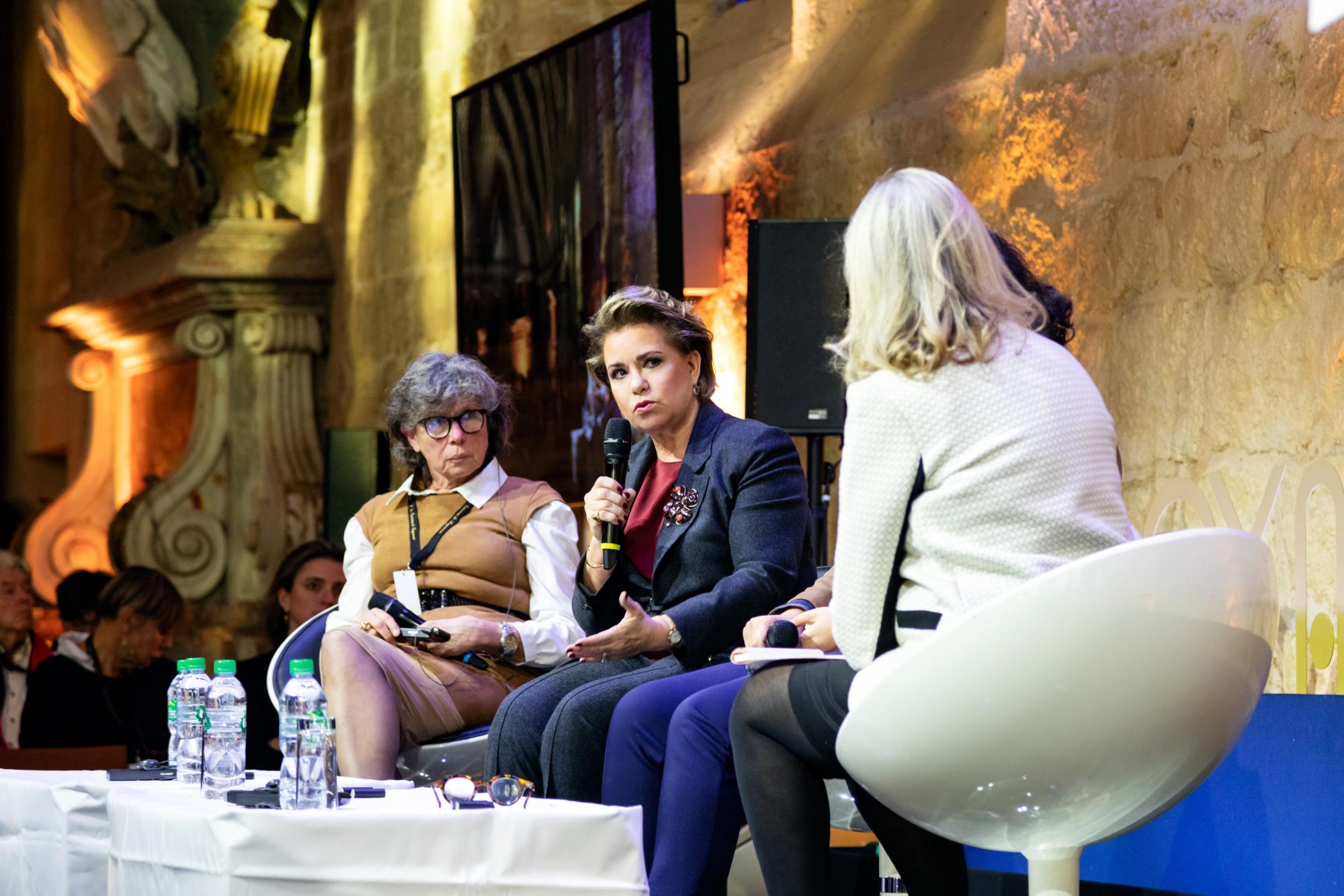 Lors de l'échange "Être une Femme, et victime" animé par Mme Madeleine Czigler, Macleans, S.A.R. la Grande-Duchesse est entourée, de g. à dr. par Mme Isabelle Thery, Vice-présidente du tribunal de grande instance de Melun et par la médecin yézidie Dr Nagham Hasan.