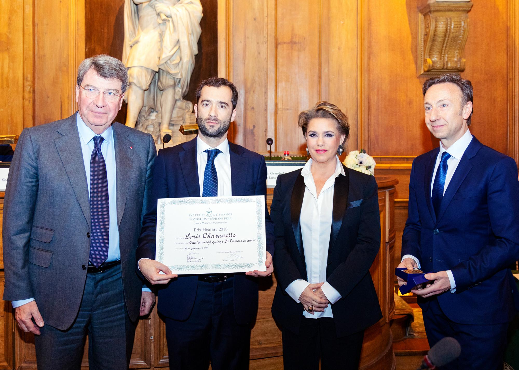 De g. à dr. : M. Xavier Darcos, chancelier de l’Institut de France; M. Loris Chavanette, Prix Histoire 2018; S.A.R. la Grande-Duchesse; M. Stéphane Bern, fondateur
