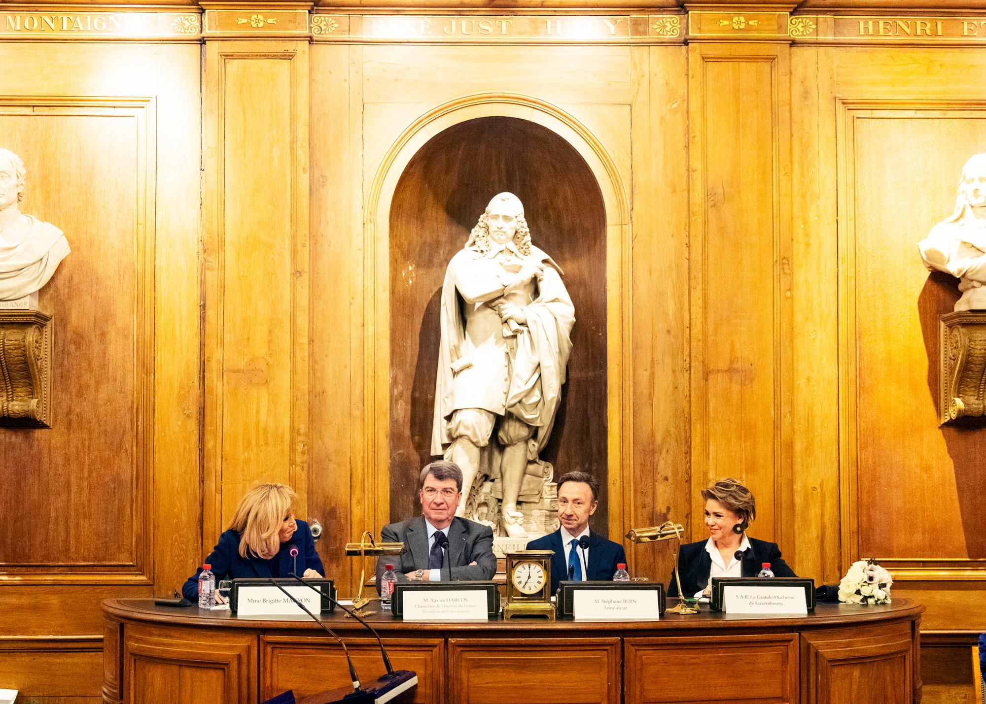 De g. à dr.: Mme Brigitte Macron; M.Xavier Darcos, chancelier de l’Institut de France; M. Stéphane Bern, fondateur; S.A.R. la Grande-Duchesse
