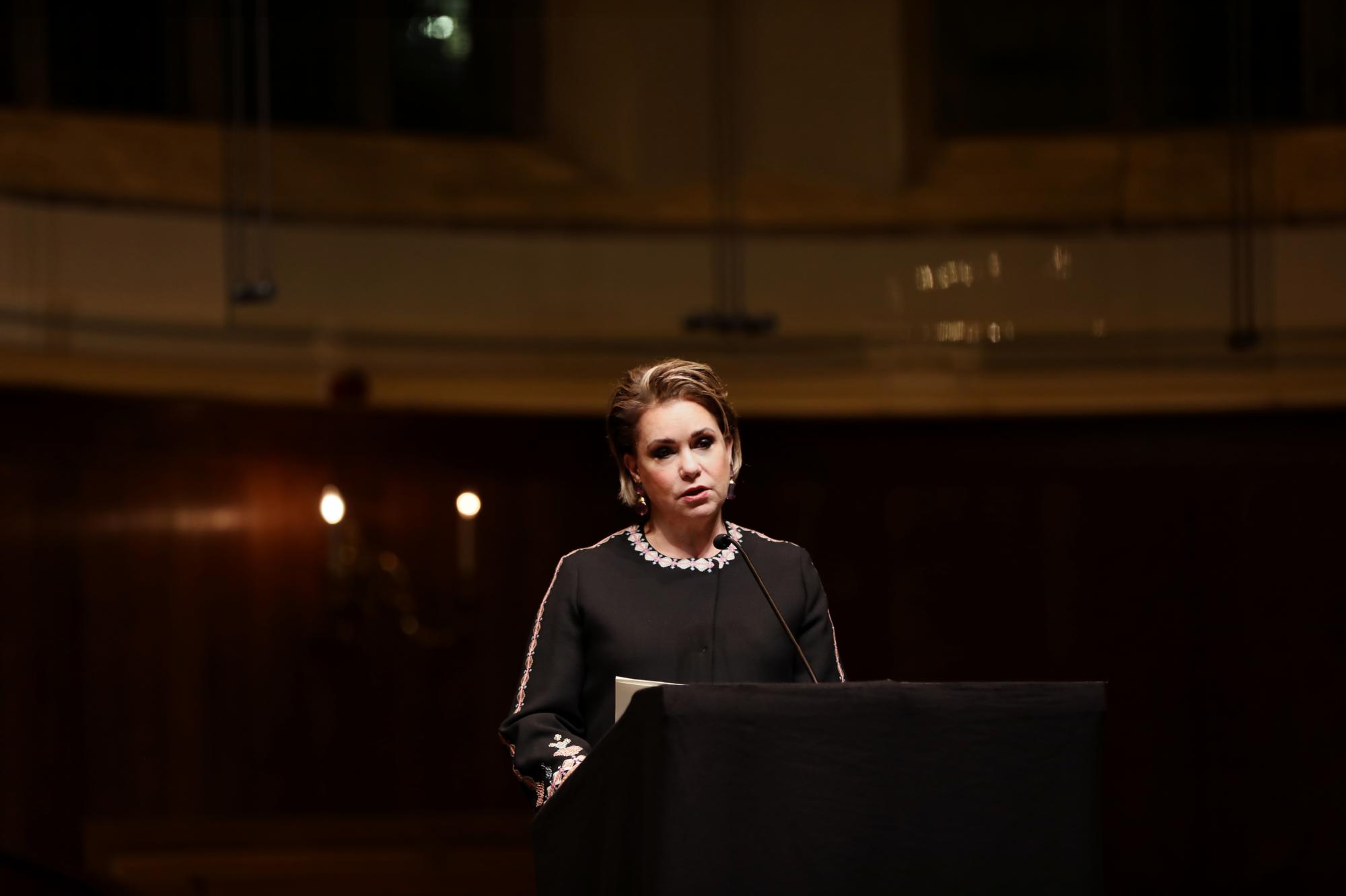 Durant son discours prononcé à la conférence de La Haye, S.A.R. la Grande-Duchesse a rappelé avec autant d’émotion que de fermeté, son engagement sans faille contre le viol utilisé comme arme de guerre en dédiant son forum « Stand Speak Rise Up ! » des 26 et 27 mars 2019 aux survivantes.
