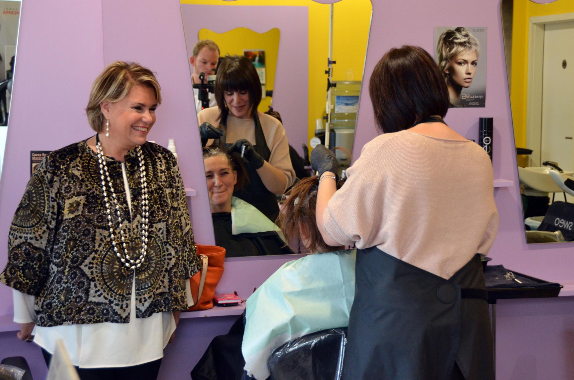 S.A.R. la Grande-Duchesse lors de la visite du salon de coiffure "Aux Anges de Pétange"