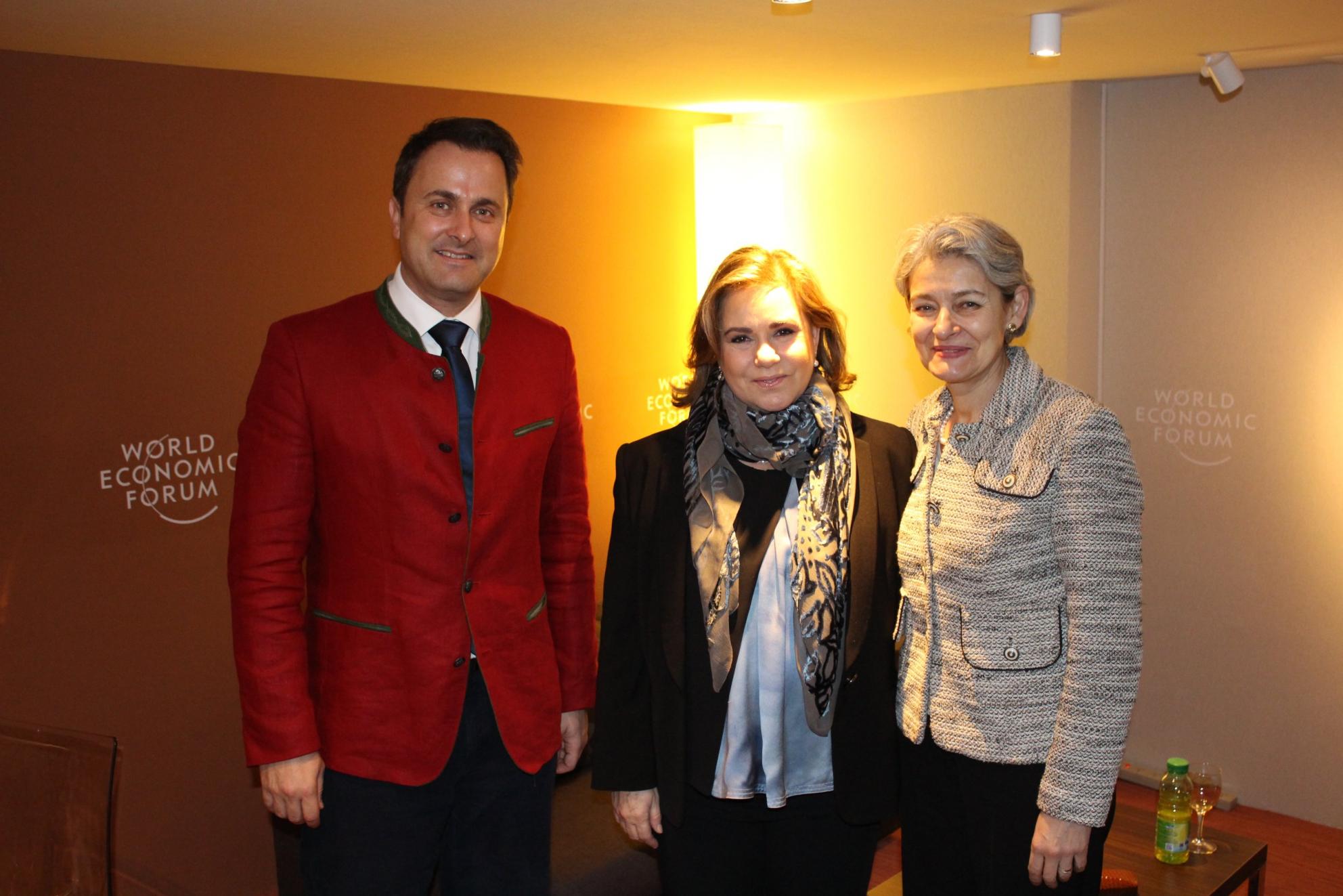 S.A.R. la Grande-Duchesse est entourée par Monsieur Xavier Bettel, Premier ministre, ministre d’Etat; et Madame Irina Bokova, directrice générale de l'UNESCO.
