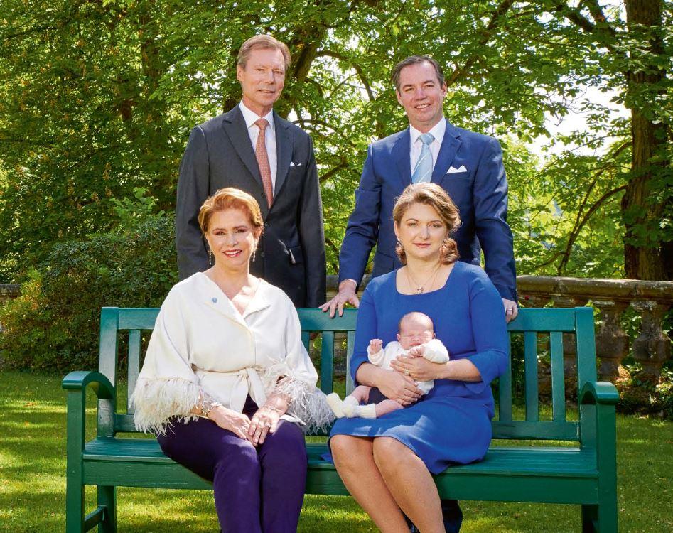 Photo de Famille dans les jardins du Château de Fischbach - Le Prince Charles est entouré de ses parents et grands-parents
