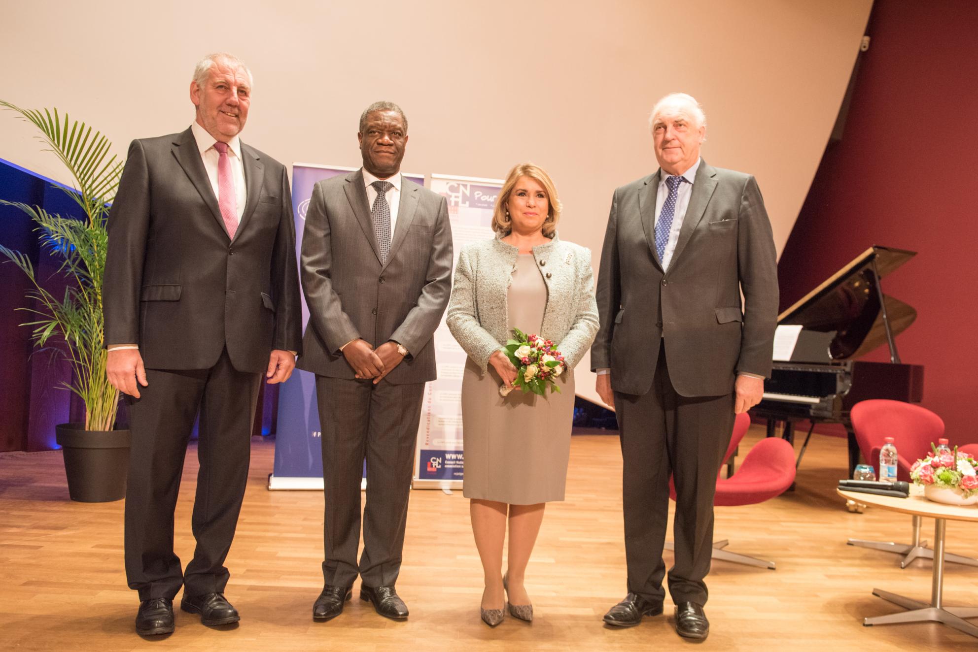 S.A.R. la Grande-Duchesse, M.Georges Bach, Dr Denis Mukwege, M. Charles Goerens