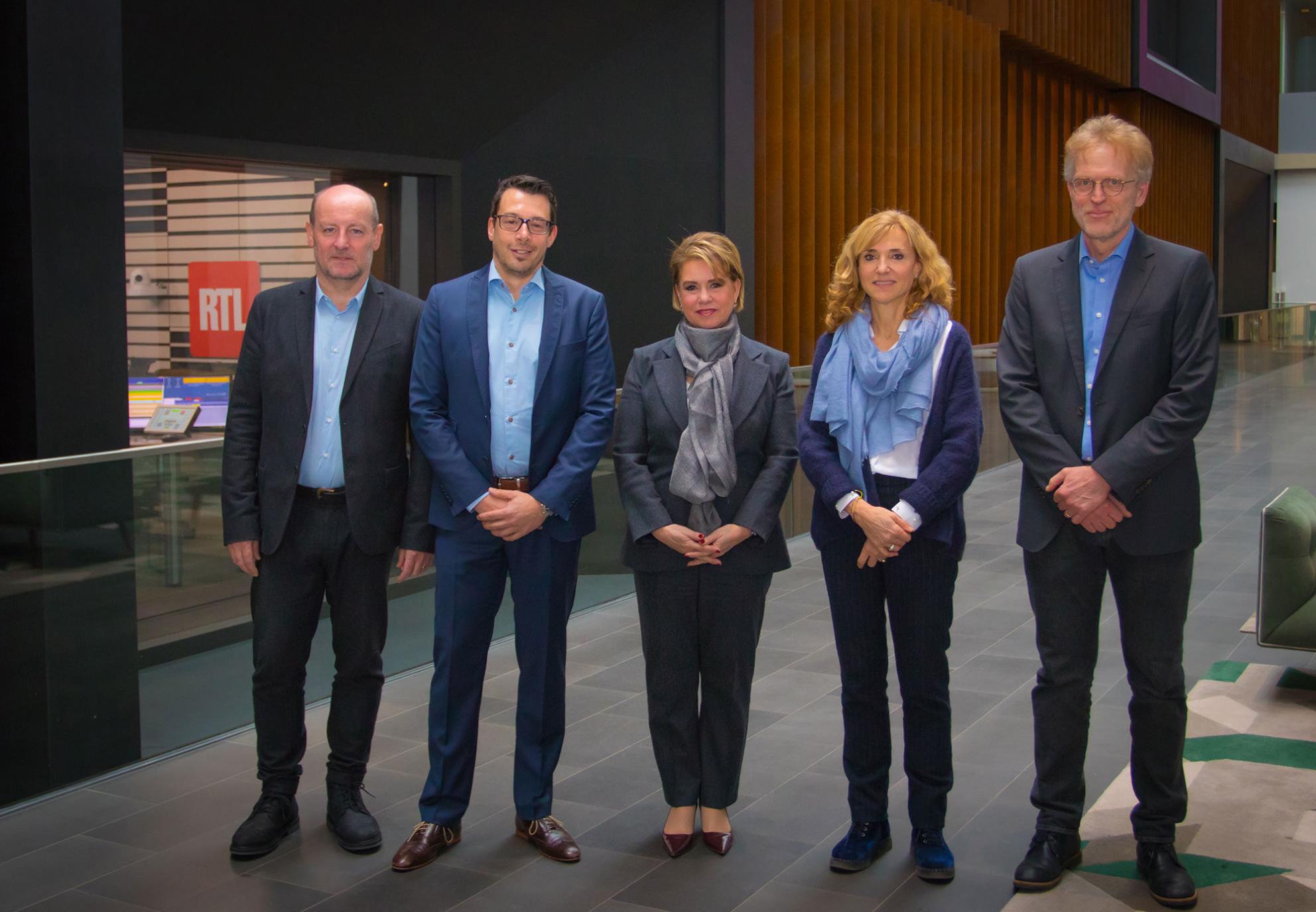 Son Altesse Royale la Grande-Duchesse est entourée (de gauche à droite) par M. Steve Schmit, Content Manager; M. Christophe Goossens, CEO RTL Lëtzebuerg; Mme Caroline Mart, journaliste-présentatrice émission « Kloertext »; et M. Guy Weber, directeur de l’information.
