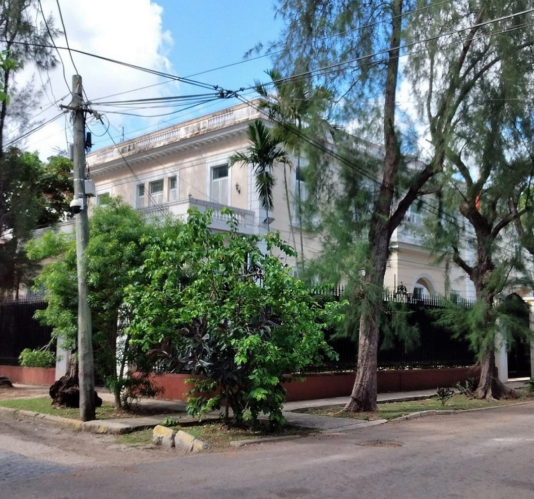 Calle 13, n° 651, à l'angle de la Calle B à Vedado, un projet de 1915 de la famille Morales pour Laureano Falla Gutiérrez et Dolores Bonet Mora
