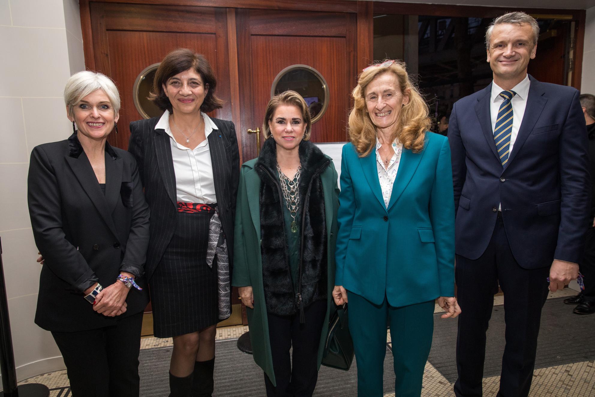 La Grande-Duchesse est entourée, de g. à dr. par Mmes Isabelle Rome, Haut-fonctionnaire à l’égalité femmes-hommes, Ministère de la Justice (FR); Christiane Feral-Schuhl, présidente du Conseil national des Barreaux (FR); Nicole Belloubet, garde des Sceaux, ministre de la Justice (FR) et M. Alain Grosjean, président du comité national de l’Union International des Avocats.
