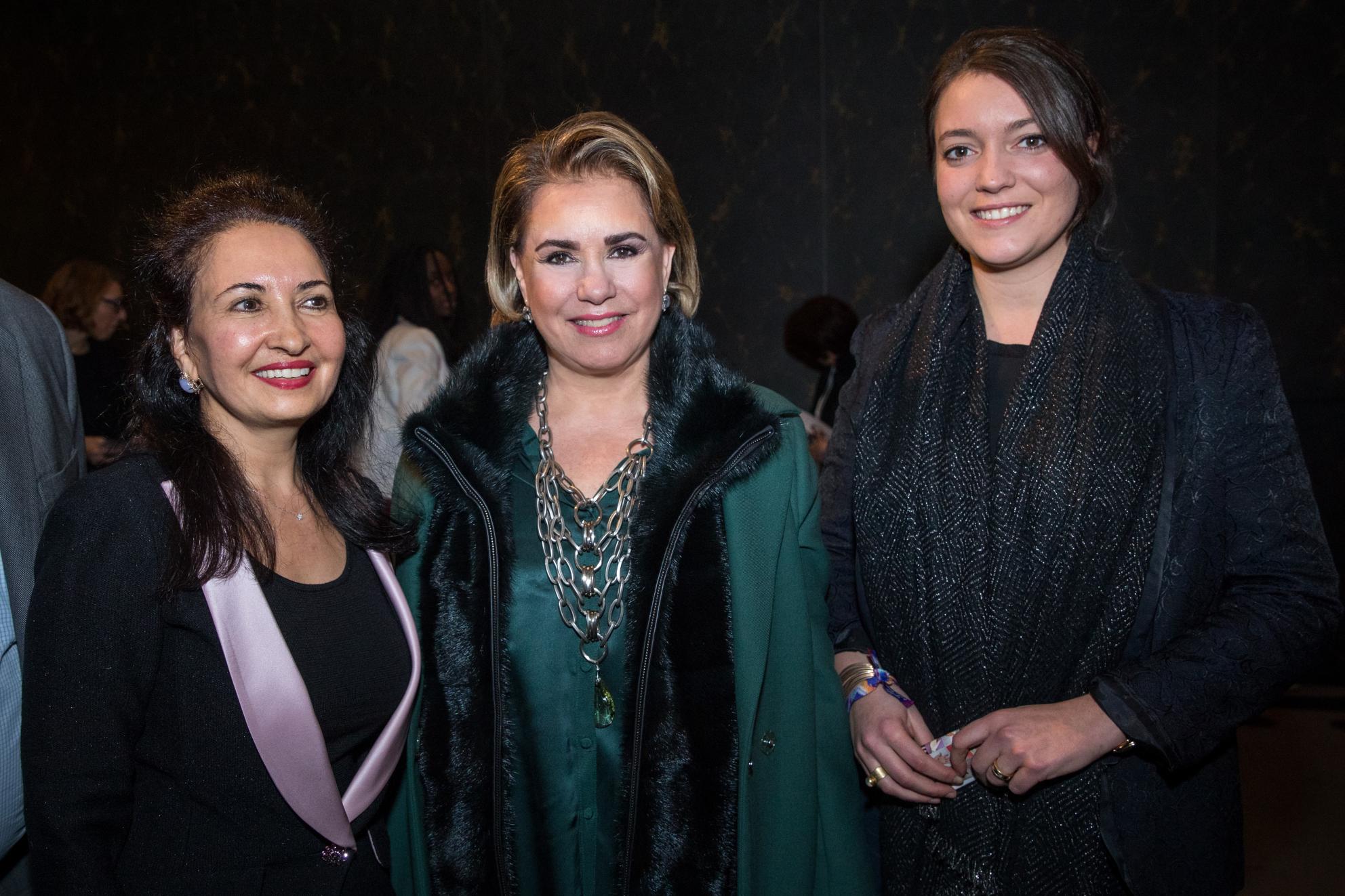 LL.AA.RR. la Grande-Duchesse et la Princesse Alexandra avec la réalisatrice du film « Moi Nojoom, 10 ans, divorcée » Madame Khadija Al Salami.
