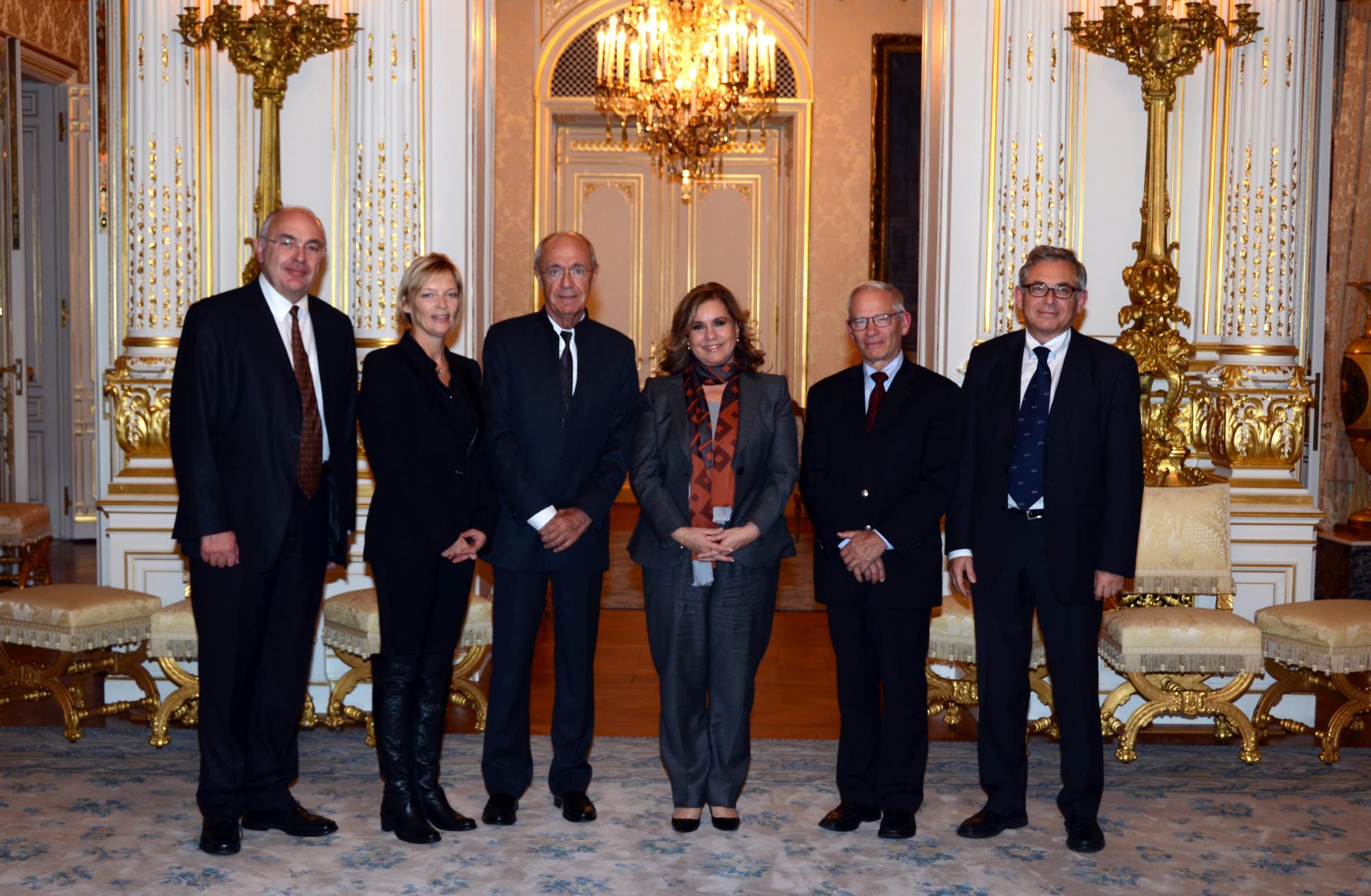 S.A.R. la Grande-Duchesse est entourée (g. à dr.) de M. Gabriel Spellini, membre et Responsable du département Commercial & Projet chez meditec sàrl, équipement médical; de Mme Sybille Schneider-Schmit, trésorière, Infirmière diplômée au CHEM; du Dr. Richard Schneider, président, Médecin spécialiste en Cardiologie; du Professeur Bernard Eisenmann, vice –président, Chirurgien Cardio-vasculaire - Ancien Chef du Service de Chirurgie Cardiovasculaire de Strasbourg; et du Dr. Michel Nathan, membre, Directeur Général au Centre Hospitalier Emile Mayrisch.