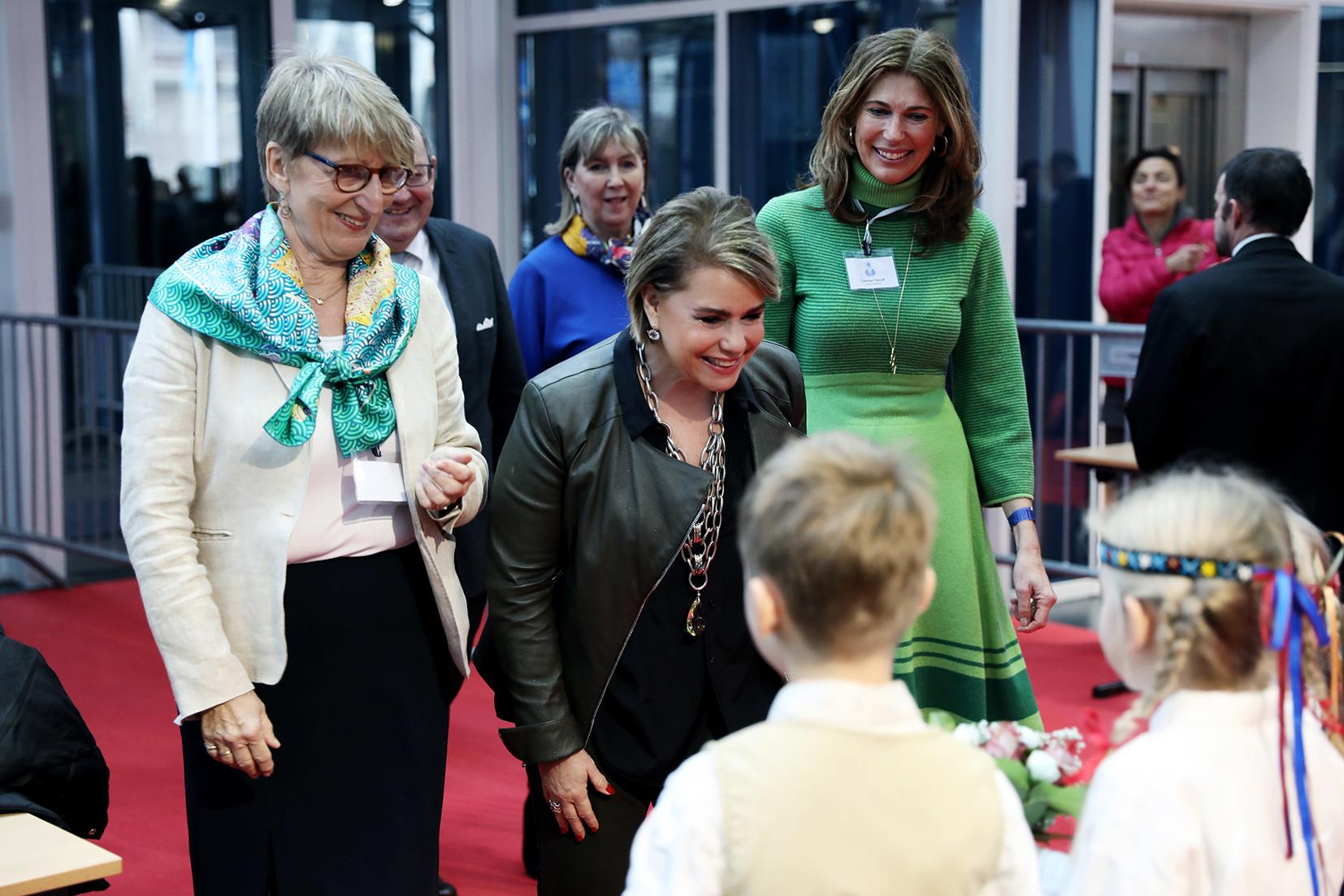 Lors de son arrivée, la Grande-Duchesse a été notamment accueillie (de gauche à droite) par Mme Erika Ehrhard, présidente Bazar International Luxembourg; M. Fernand Etgen, président de la Chambre des députés; Mme Lydie Polfer, bourgmestre de la Ville de Luxembourg; et Mme Carmen Decalf, Vice-présidente Bazar International Luxembourg.