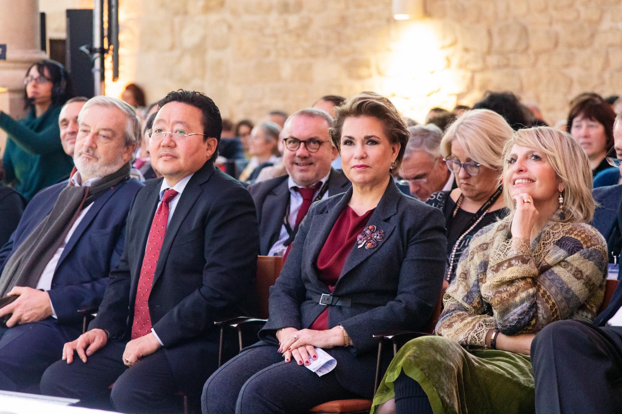 S.A.R. la Grande-Duchesse est notamment entourée de g. à dr. par M. Tsakhiagiyn Elbegdorj, homme politique mongol, ancien Président de l'État de Mongolie et de Mme Katia Bassi, Vice-Présidente de Lamborghini, Comité executif du Groupe VAG.