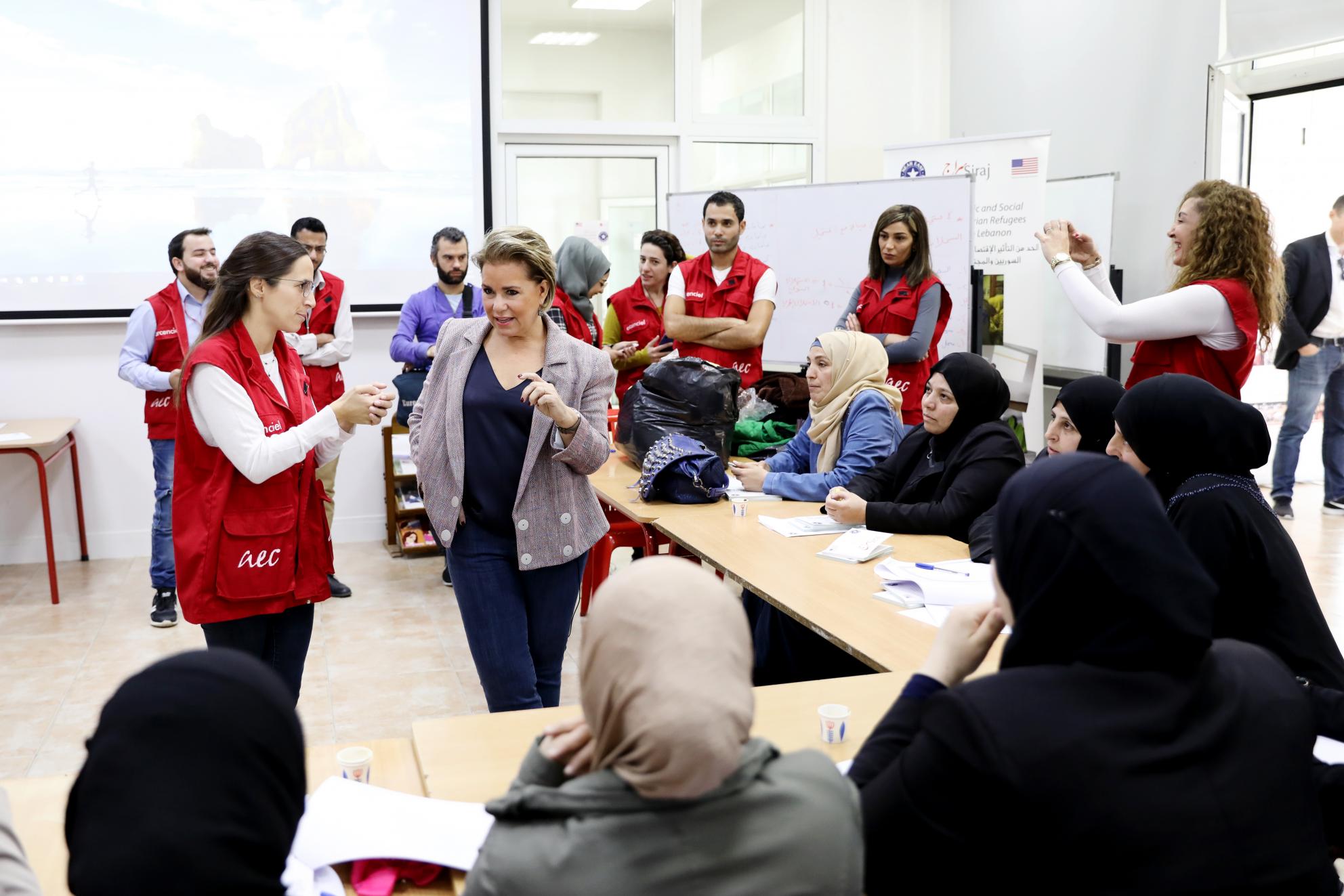 S.A.R. la Grande-Duchesse s'entretient avec Mme Kim Issa, responsable des relations extérieures de l'association "arcenciel", lors du cours de gestion financière. Les participantes à la formation ont pu bénéficier de l'expertise de la Grande-Duchesse en matière de microfinance et finance inclusive.
