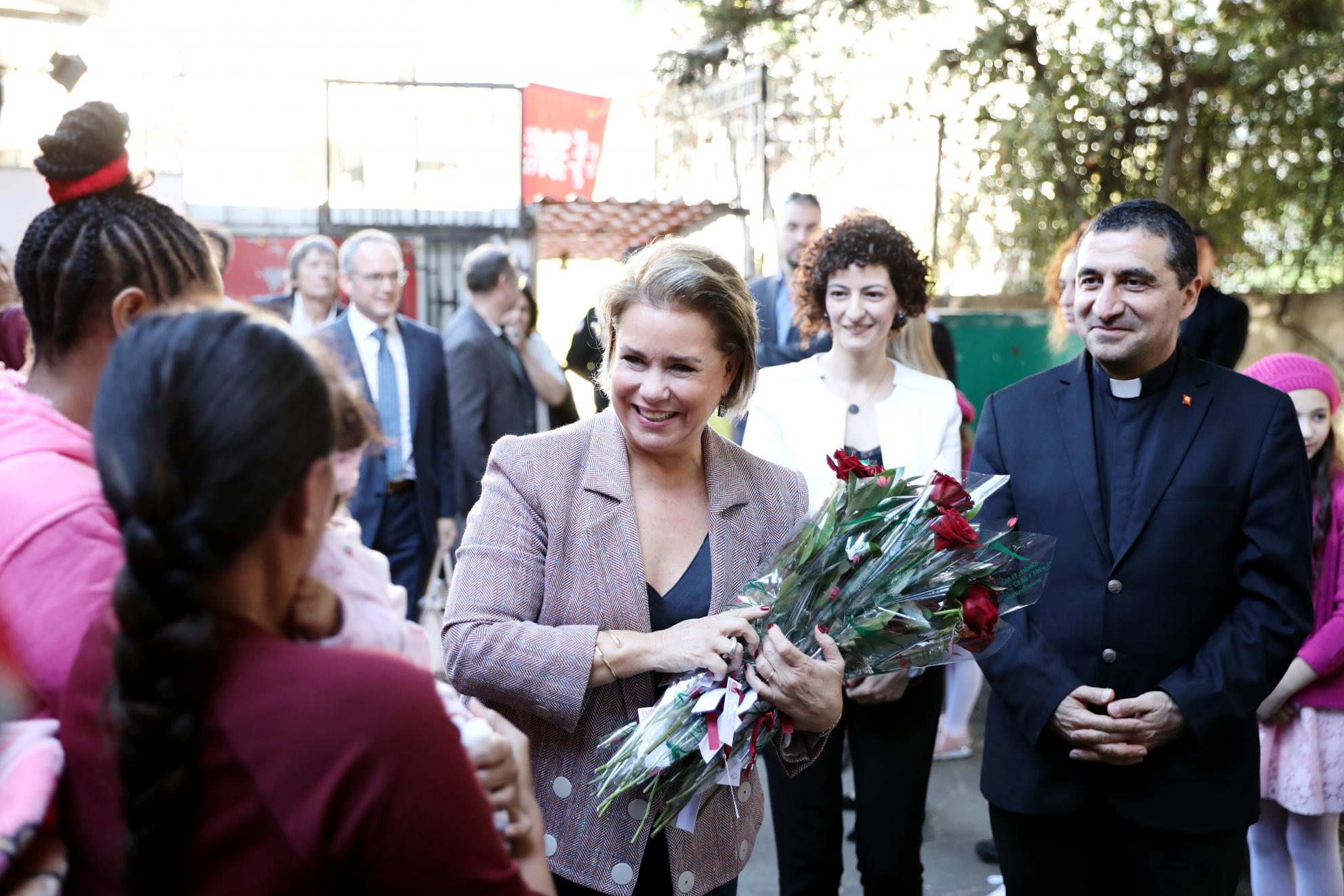 S.A.R. la Grande-Duchesse a été accueillie au foyer Cedras par Dr Rita Rhayem, directrice de Caritas Liban et Père Karam, président de Caritas Liban.