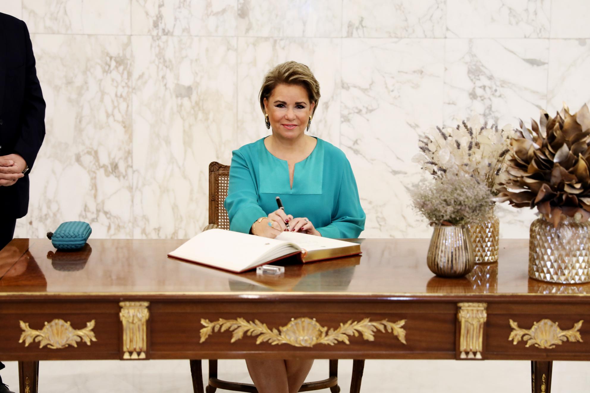 S.A.R. la Grande-Duchesse signe le livre d'or au Palais présidentiel de Beyrouth

