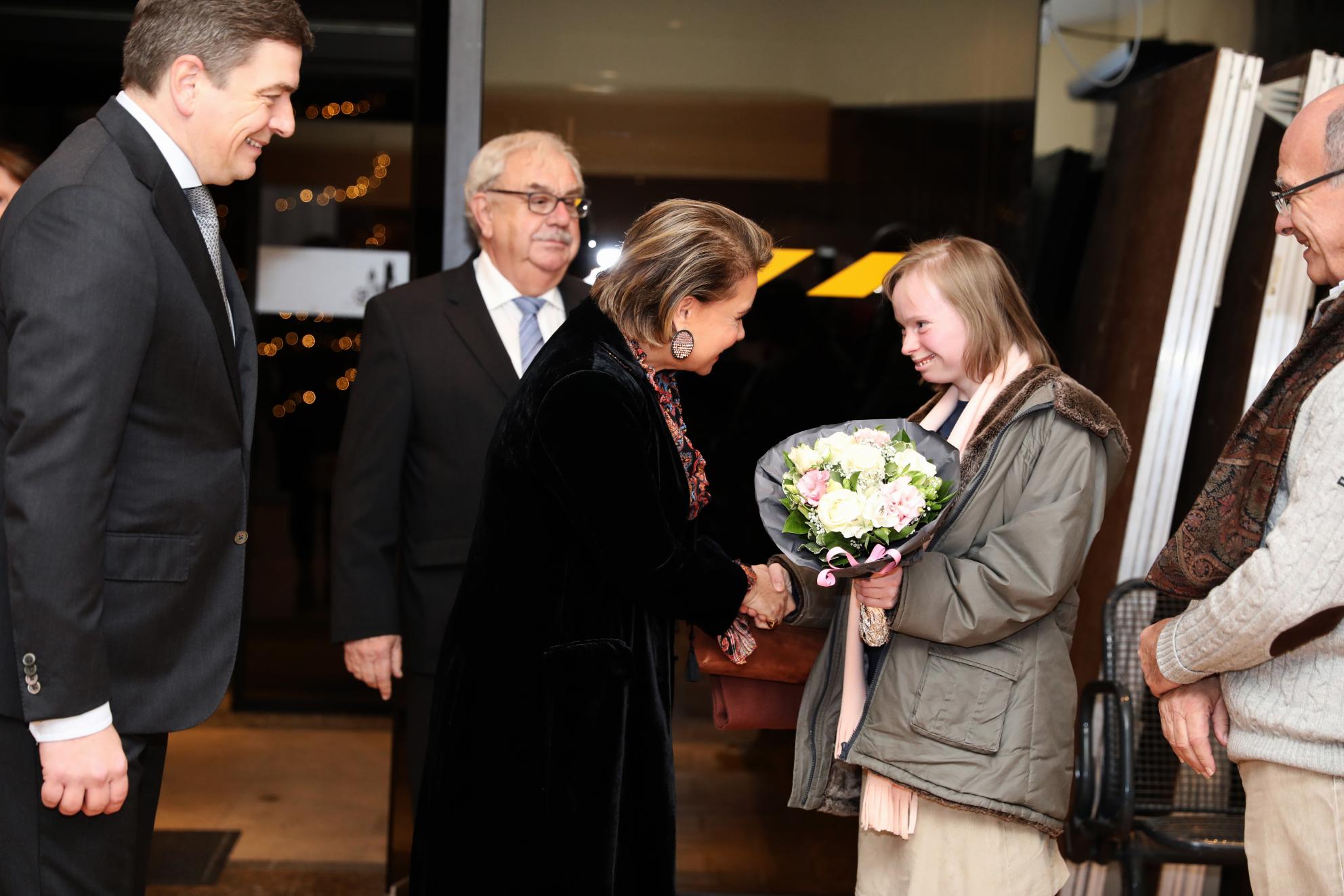La Grande-Duchesse est accueillie au centre de loisirs de Niederanven, de g. à dr., par le président de l’Agence du Bénévolat, M. Marc Crochet, le bourgmestre de Niederanven, M. Raymond Weydert et par Mme Anouchka Roesgen (remise de fleurs)

