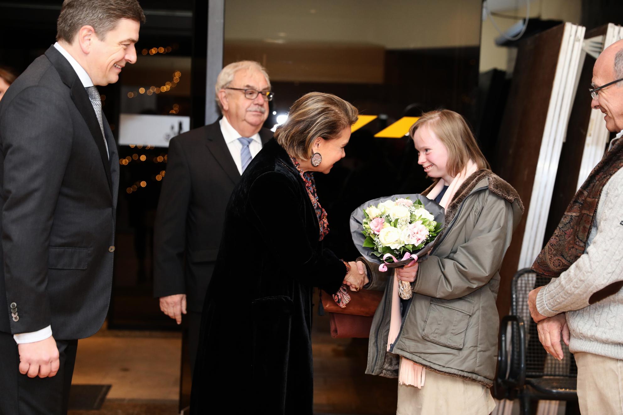 La Grande-Duchesse est accueillie au centre de loisirs de Niederanven, de g. à dr., par le président de l’Agence du Bénévolat, M. Marc Crochet, le bourgmestre de Niederanven, M. Raymond Weydert et par Mme Anouchka Roesgen (remise de fleurs)