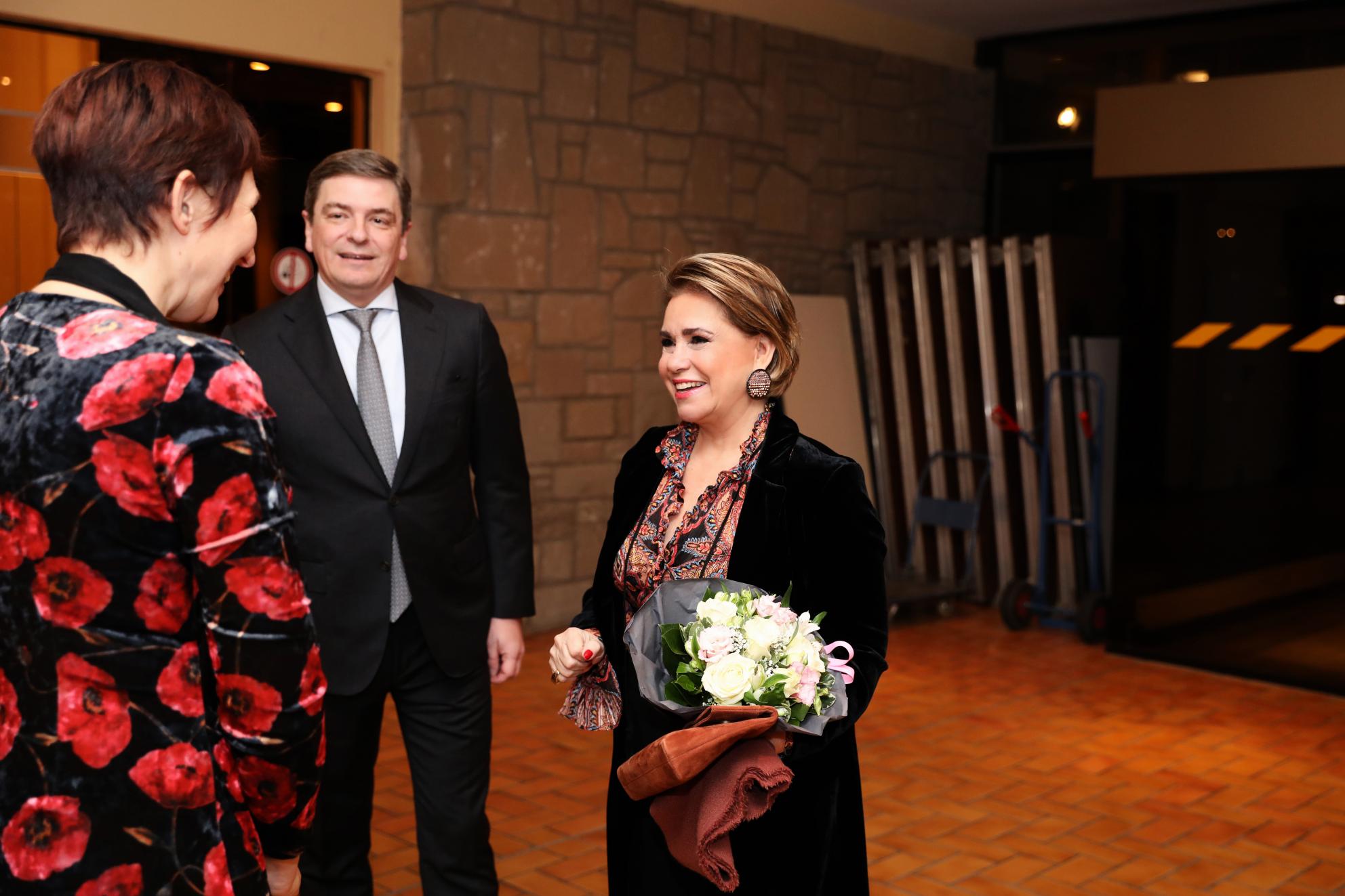 La Grande-Duchesse échange avec Mme Danielle Merx, chargée de direction de l’Agence du Bénévolat et M. Marc Crochet, président de l’Agence du Bénévolat.
