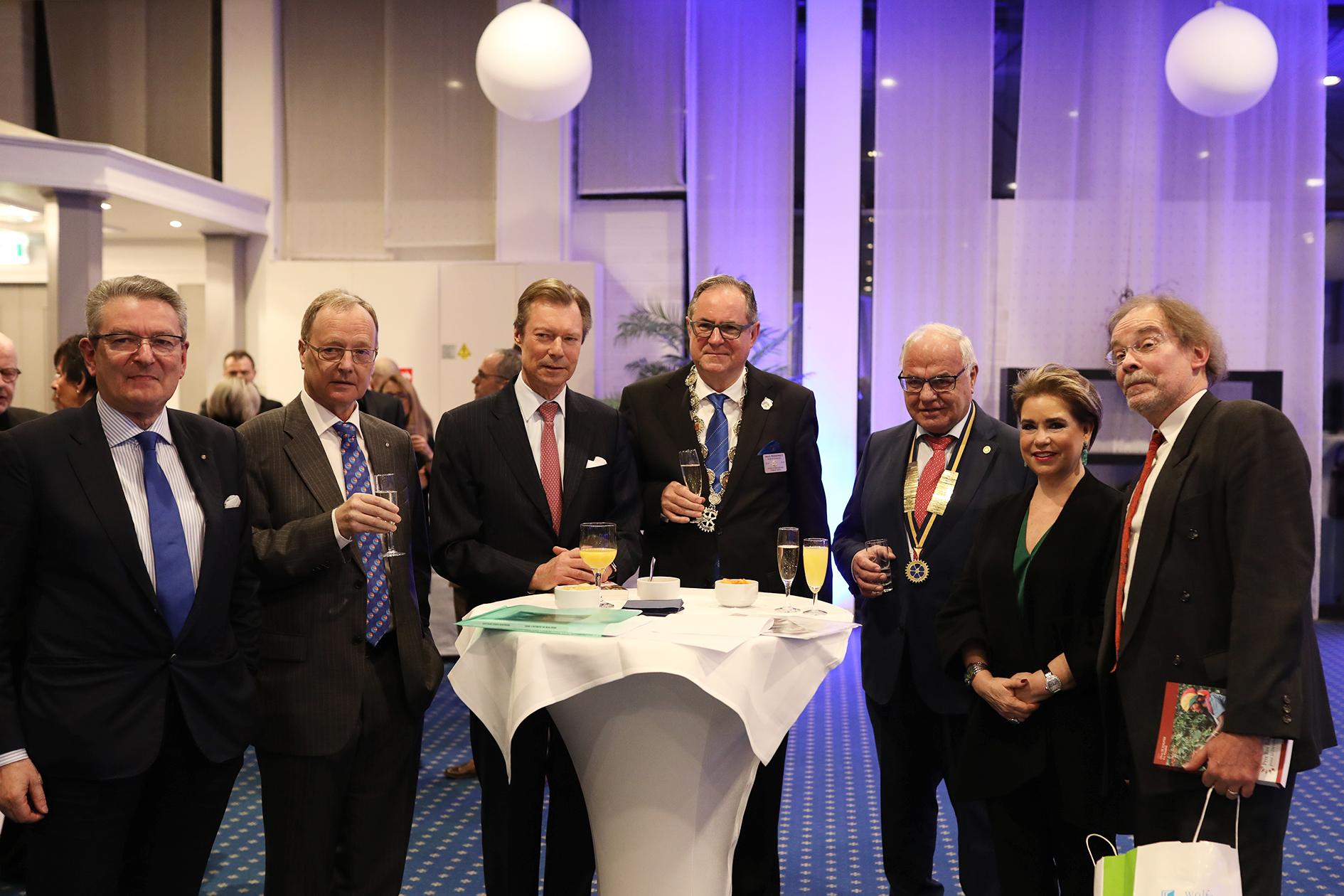 Le Couple grand-ducal est entouré (de gauche à droite) par M. Constant Infalt; M. Romain Becker, président Interclub; M. René Friederici, gouverneur Rotary District 1630; M. René Elvinger, président Rotary Lux-Horizon; M. Marc Schmitz, éditeur de l'autobiographie du Dr. Denis Mukwege.