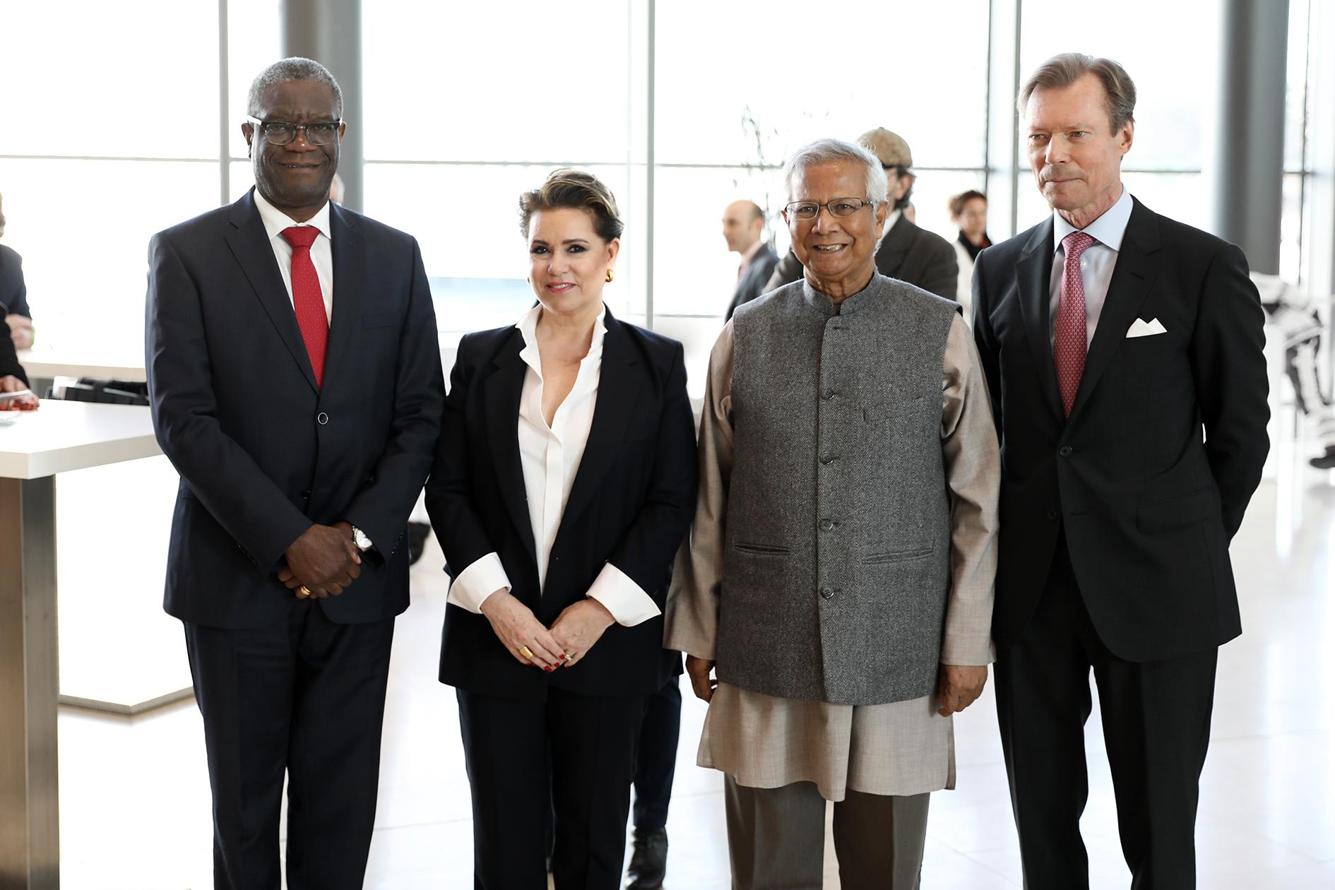 Le Couple grand-ducal accompagné du Dr Denis Mukwege, fondateur et directeur médical, Hôpital de Panzi, lauréat du prix Nobel de la Paix 2018 et du Professeur Muhammad Yunus, Fondateur, Grameen Bank, lauréat du Prix Nobel de la Paix 2006.

