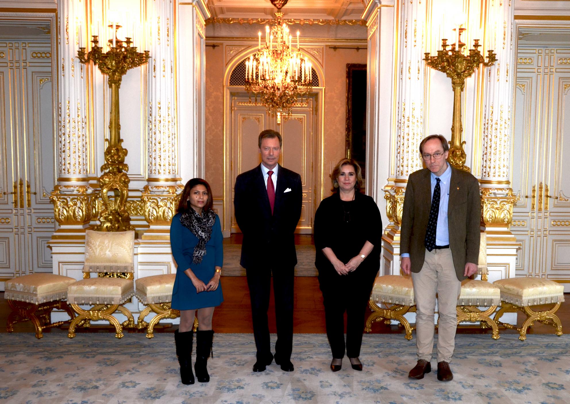 LL.AA.RR. le Grand-Duc et la Grande-Duchesse sont entourés, de g. à dr. de Madame Ensaf Haidar, épouse de Riaf Badavi, et de Monsieur Stan Brabant, Directeur d'Amnesty International Luxembourg
