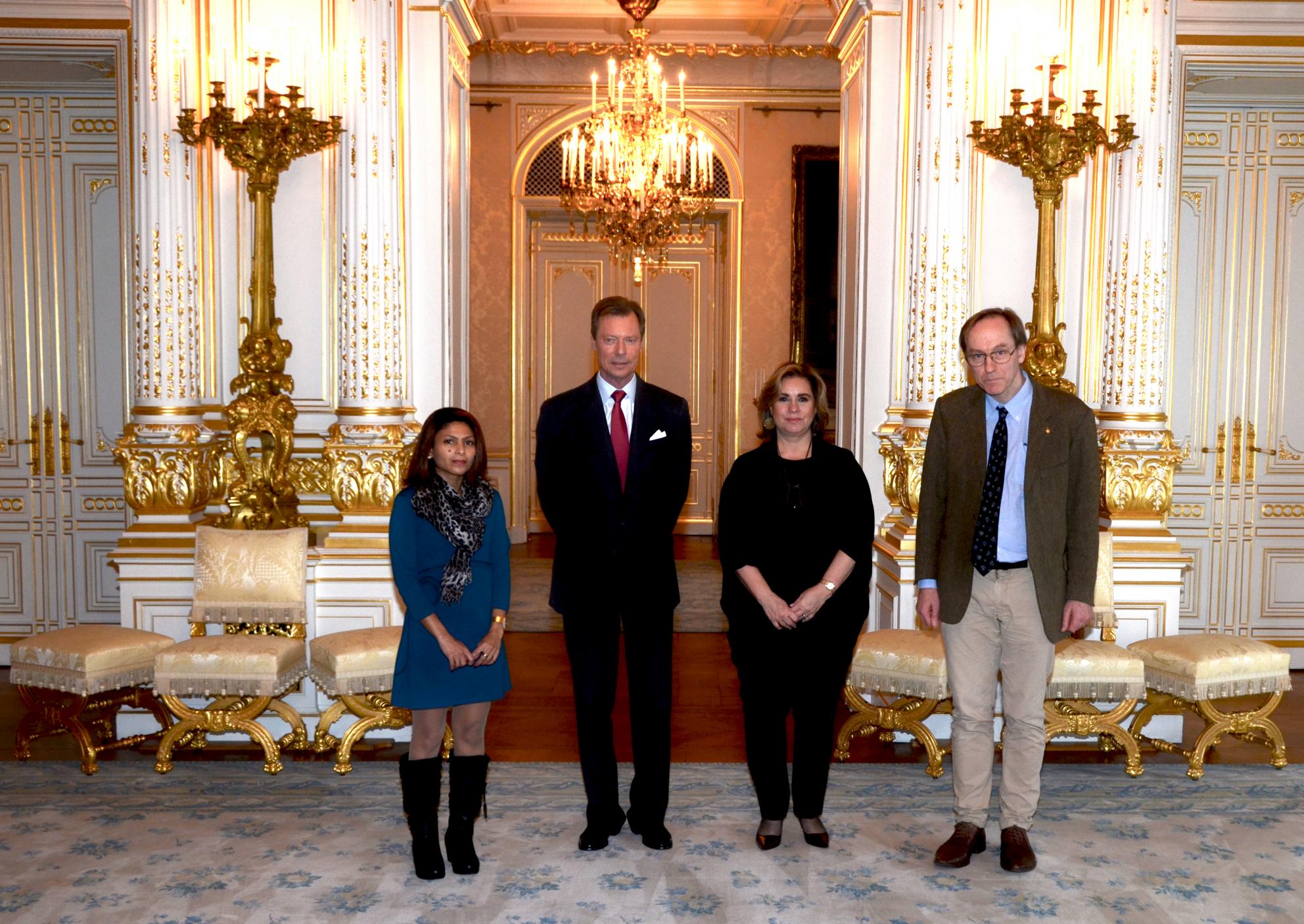 LL.AA.RR. le Grand-Duc et la Grande-Duchesse sont entourés, de g. à dr. de Madame Ensaf Haidar, épouse de Riaf Badavi, et de Monsieur Stan Brabant, Directeur d'Amnesty International Luxembourg