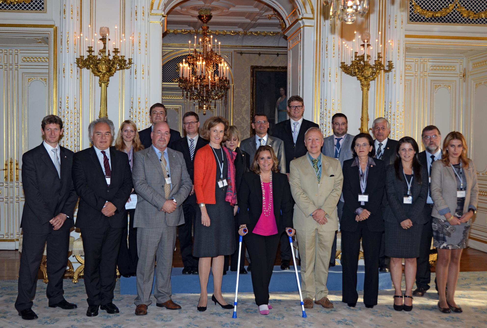 2ème rang (g. à dr.) Mme Antje Mengel (Luxembourg); M. Marc Crochet (Luxembourg); M. Thorir Gudmundsson (Islande); Mme Leda Koursoumbas (Chypre); M. Michel Simonis (Luxembourg); M. Marc Maestre (Andorre); M. Takis Neophytou (Chypre); Dr. Christian Huvelle (Luxembourg)
1er rang (g. à dr.) S.A.R. la Grande-Duchesse entourée de M. Claude Fabbretti (Monaco); M. Hermann Ottósson (Islande); M. Josep Duró (Andorre); S.A.R. la Princesse Héritière Sophie de Liechtenstein; Dr. Robert Goerens (Luxembourg); Mme Fotini Papadopoulos (Chypre); Mme Paulette Fenech (Malte); Mme Nataša Uskokovic (Montenegro)