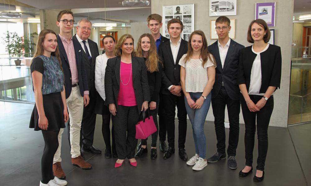 S.A.R. la Grande-Duchesse entourée de quelques élèves de l'Athénée de Luxembourg