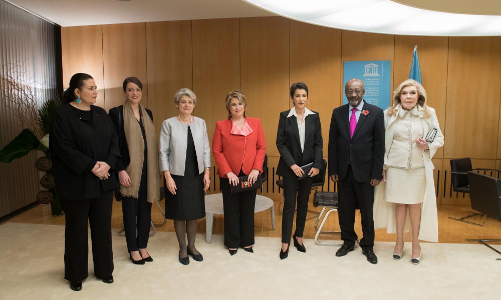 De gauche à droite, Madame Zohour Alaoui, ambassadeur-déléguée permanente du Maroc et présidente de la 39e Conférence Générale de l’UNESCO, S.A.R. la Princesse Alexandra, Madame Irina Bokova, directrice générale de l’UNESCO depuis 2009, S.A.R. la Grande-Duchesse, S.A.R. la Princesse Lalla Meryem du Maroc, Monsieur Getachew Engida directeur général adjoint de l'UNESCO et Mme Marianna Vardinoyannis, ambassadeur de Bonne Volonté à l’UNESCO.