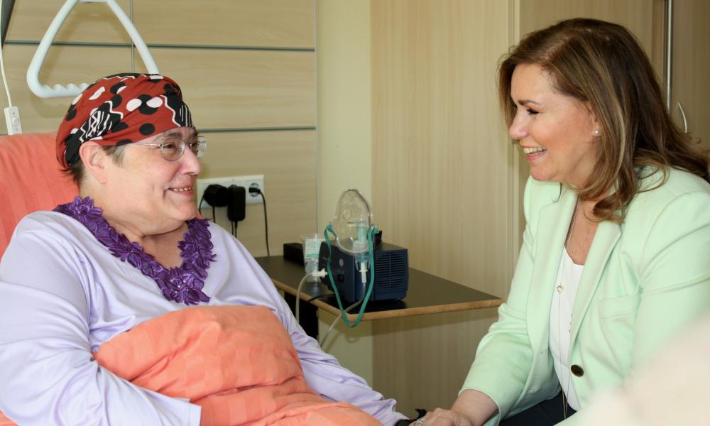 S.A.R. la Grande-Duchesse et une patiente du centre de soins palliatifs